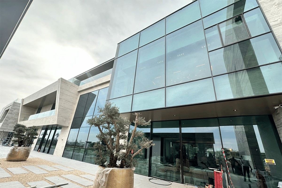 Façade glass window