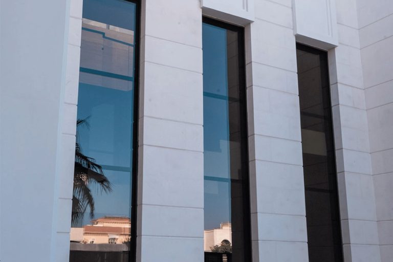 Façade glass window